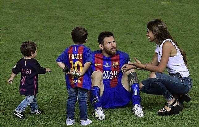  Garang di Lapangan, Ternyata Para Pesepakbola ini Family Man Banget!