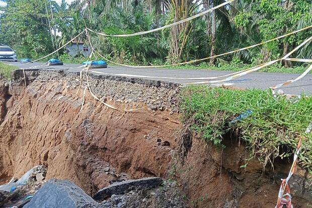 Jalan Lintas Asahan-Tabosa Ambrol Tidak Ada Perbaikan, Warga Resah