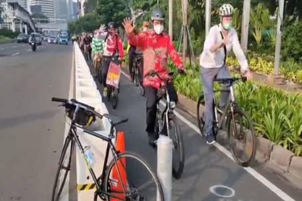 Hari Sepeda Dunia, Anies Kenakan Batik Gowes Bareng Komunitas Bike to Work