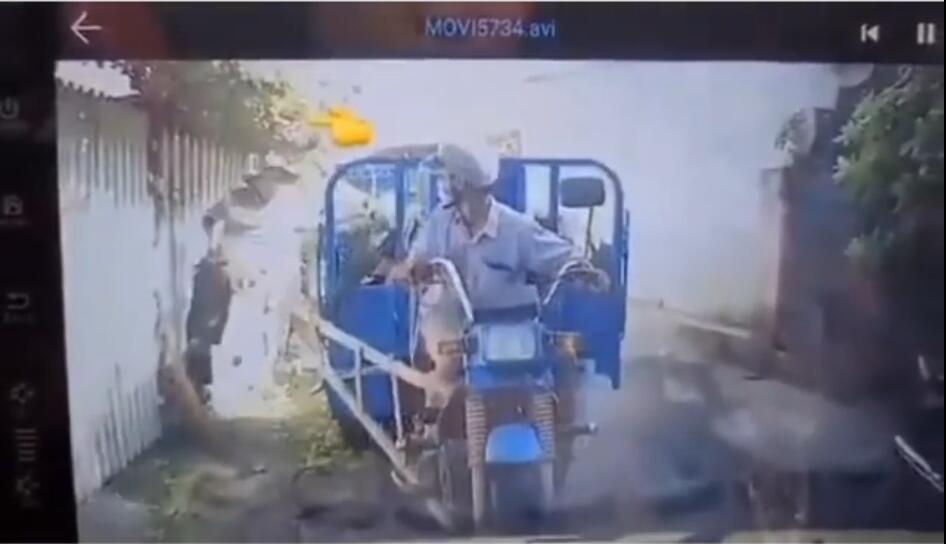 Diseruduk Motor, Bapak Ini Tersangkut Tangga!