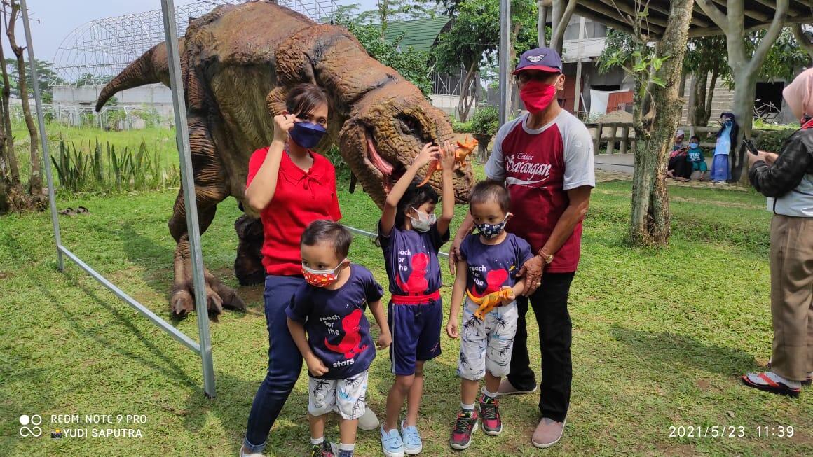 Ada Dinosaurus di The Forest Island Purwokerto