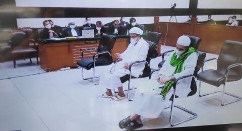 Jalani Sidang Tuntutan Kasus RS UMMI, Rizieq Bawa Tasbih Khusyuk Berzikir