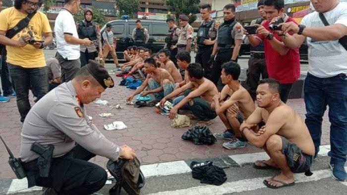 Aksi Preman Pukul Orang Tua di Pasar Medan Viral, Premanisme Harus Ditertibkan