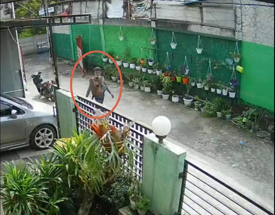 Terekam CCTV, Aksi Jambret Di Daerah Depok Ini Terbilang Nekat!