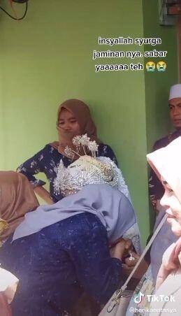 Bikin Nyesek! Istri Pertama Cuma Bisa Nangis Di Belakang Mempelai Menyaksikan Resepsi