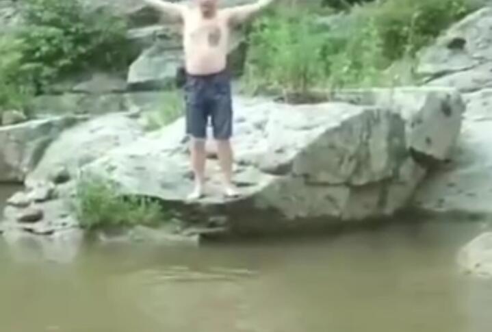 Bahaya, Seorang Pria Terjun Ke Sungai dengan Kepalanya Duluan, Eh Ternyata Cetek!