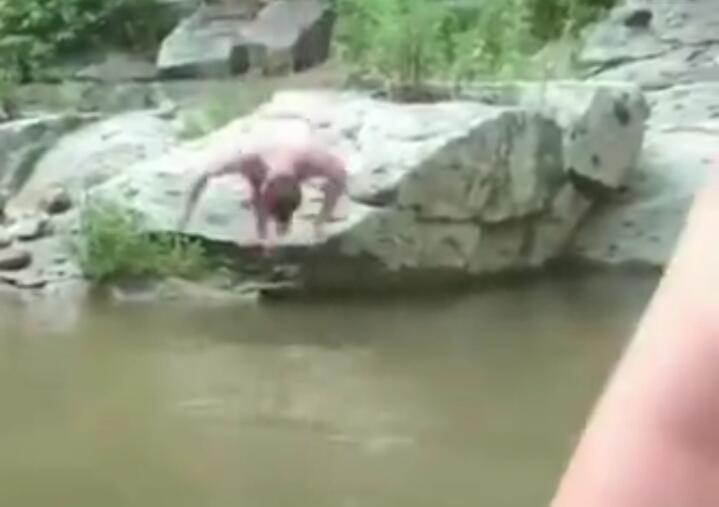 Bahaya, Seorang Pria Terjun Ke Sungai dengan Kepalanya Duluan, Eh Ternyata Cetek!