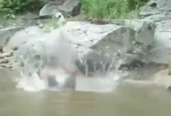 Bahaya, Seorang Pria Terjun Ke Sungai dengan Kepalanya Duluan, Eh Ternyata Cetek!