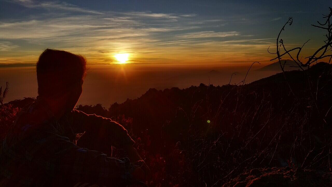 Jangan Sampai Lupa ! Ini Peralatan yang Wajib Dibawa Saat Mendaki Gunung