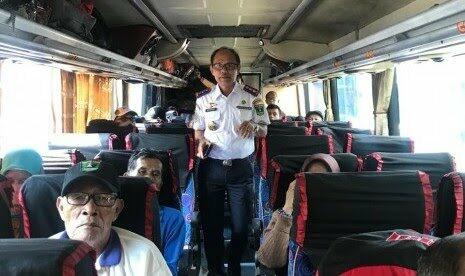 Beri Peringatan Ada Copet Pada Penumpang, Sopir Bus Punya Cara Unik!
