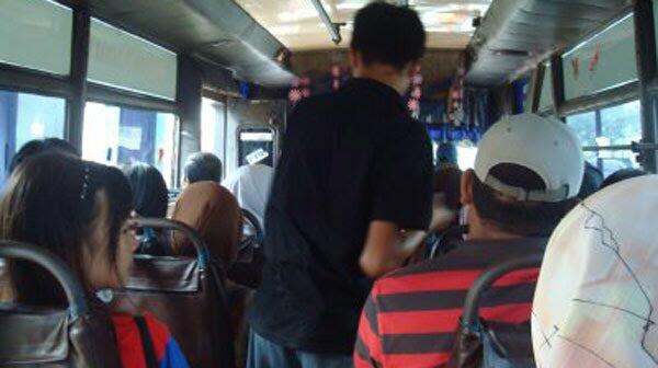 Beri Peringatan Ada Copet Pada Penumpang, Sopir Bus Punya Cara Unik!