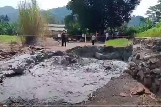 Polisi dan Satpol PP Perluas Area Aman Semburan Lumpur Situs Cipanas