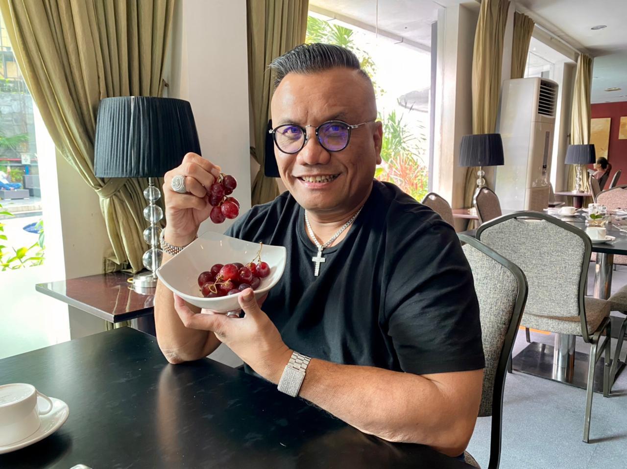 TOGAR SITUMORANG DAN BUAH-BUAH KESUKAANNYA