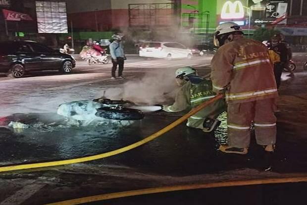 Motor Terbakar di Perempatan PGC Cililitan, Si Pemilik Malah Kabur