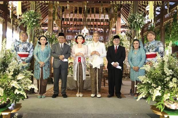 Mengaku Buka Masker 3 Detik untuk Foto, Mahfud MD Diserang Netizen