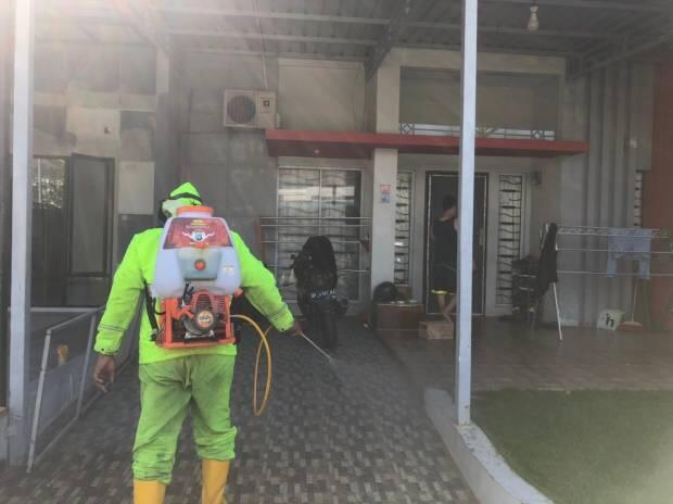 Tekan Penyebaran COVID-19, Polres Balerang Aktif Semprot Disinfektan di Zona Merah