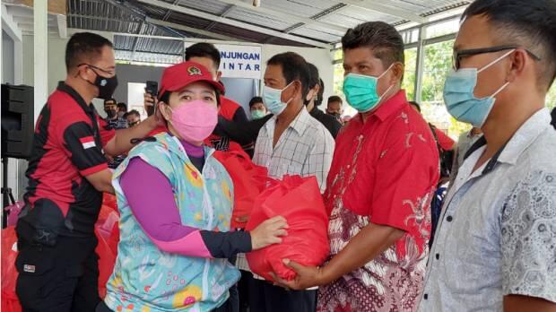 Kunjungi Desa Binaan Lantamal VIII, Puan Maharani Bagikan 950 Paket Sembako