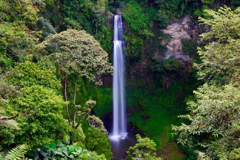 12 Air Terjun Terbaik Indonesia