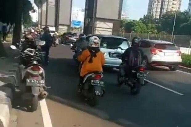 Pemotor Berjatuhan Tergelincir Akibat Tumpahan Solar di Jalan TB Simatupang