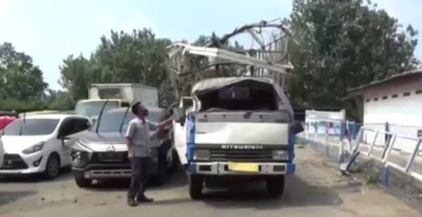 Ngebut di Tikungan, Truk Pengangkut Ayam Terlempar dari Jalan Tol