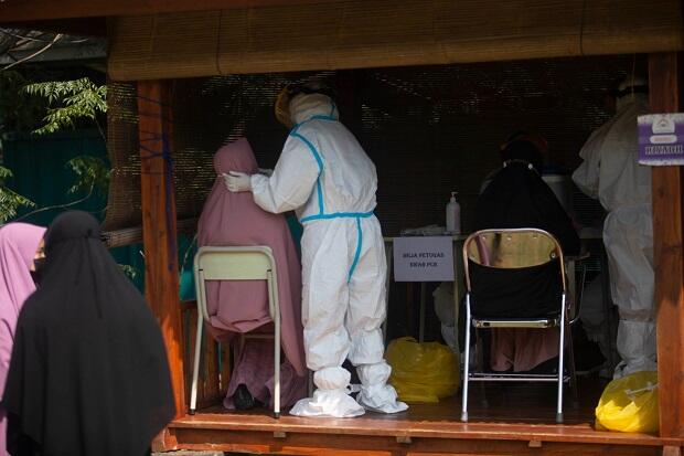 Santri dan Pengurus Ponpes Bina Madani Bogor Jalani Tes Swab PCR Massal