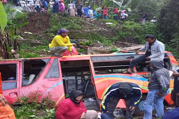 Tergelincir Solar di Jalur Tengkorak, Mikro Bus Terjun ke Jurang di Kemawi