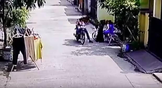 Nekat, Pria Ini Jambret Bocah yang Asyik Main di Halaman Rumah