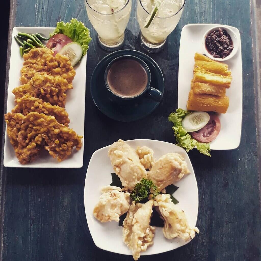 Resto Kebun Teduh, Wisata Kuliner Dengan Pemandangan Gunung Yang Romantis Abis! 