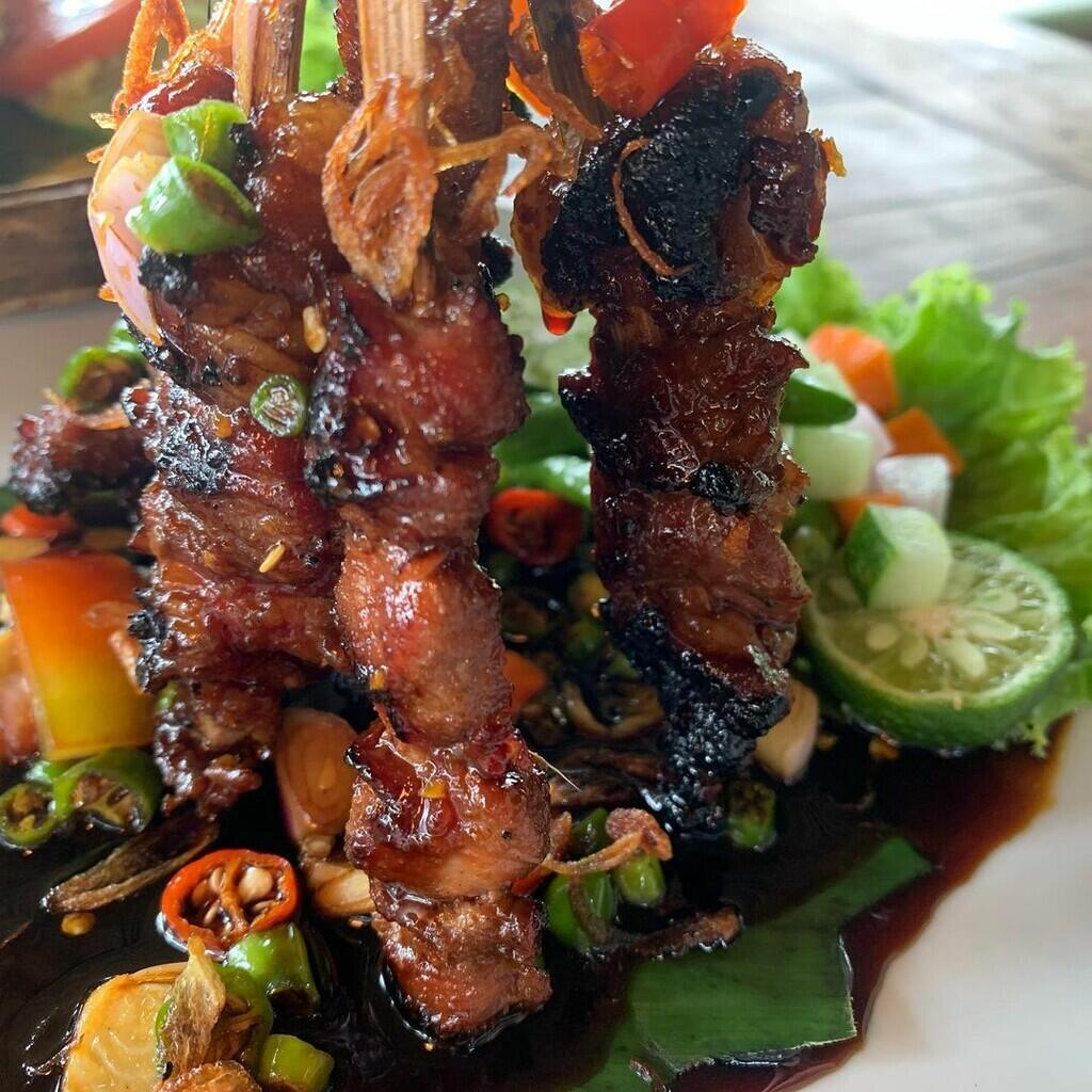 Resto Kebun Teduh, Wisata Kuliner Dengan Pemandangan Gunung Yang Romantis Abis! 