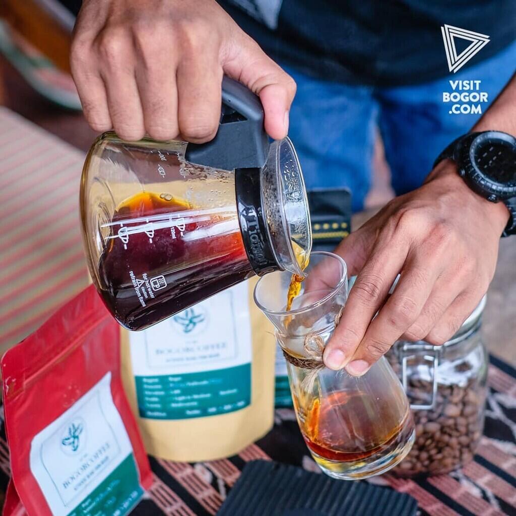 Resto Kebun Teduh, Wisata Kuliner Dengan Pemandangan Gunung Yang Romantis Abis! 