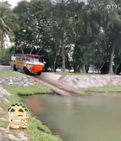 Sebuah Kendaraan Dapat Melaju Di Darat dan Di Air, Begini Penjelasannya