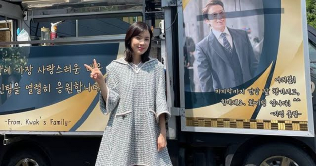 Ji Sung Kirim Coffee Truck ke Lokasi Syuting Lee Bo Young dengan Pesan Manis