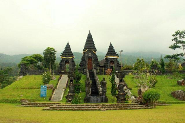 Pura Parahyangan Dan Keindahan Alam Raya Bogor