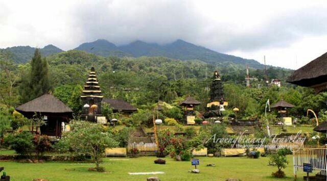 Pura Parahyangan Dan Keindahan Alam Raya Bogor