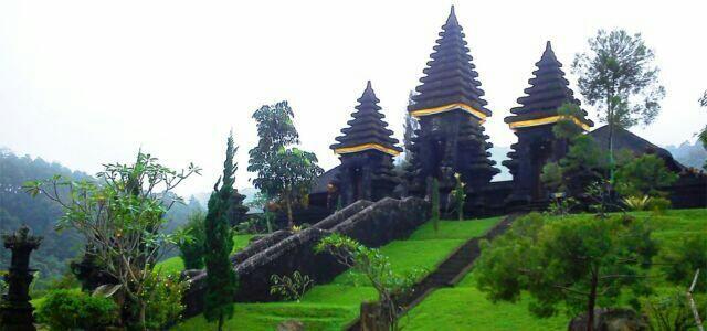 Pura Parahyangan Dan Keindahan Alam Raya Bogor