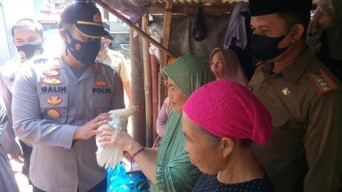 Langkah Unik! Forkopimcam Pacet Memberi Ayam Broiler kepada Lansia yang Siap Divaksin
