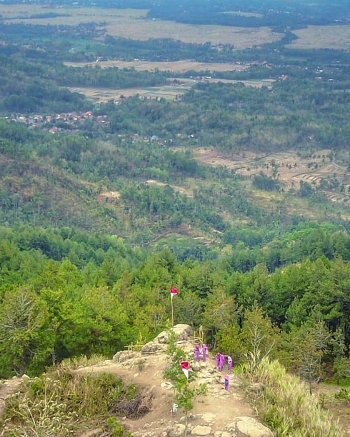 Puncak Wadas Tumpang, Wisata Alam Menakjubkan Di Banyumas