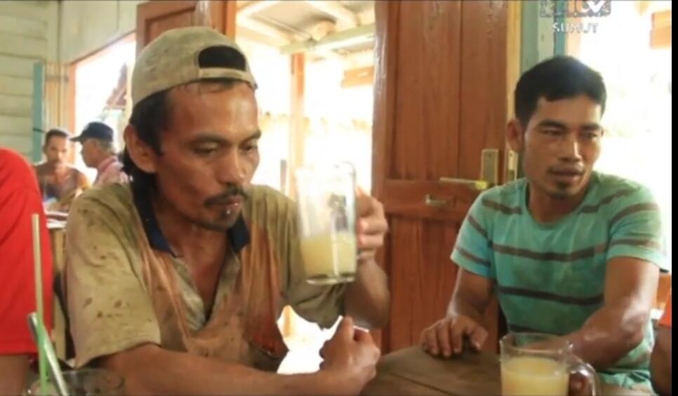 Minuman Tradisional Tuak alias Arak dari Pohon Aren Agan Pernah Coba?