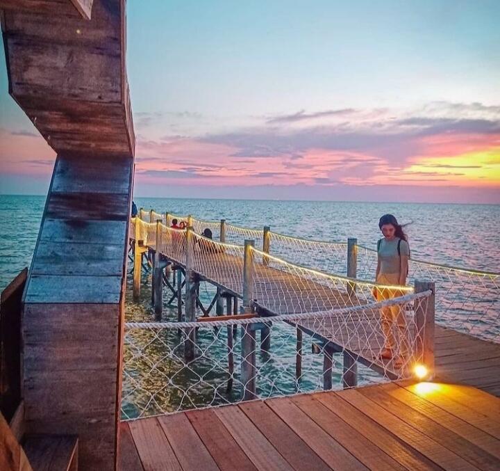 Warung Asela Camplong, Tempat Makan Sambil Menikmati Panorama Pantai