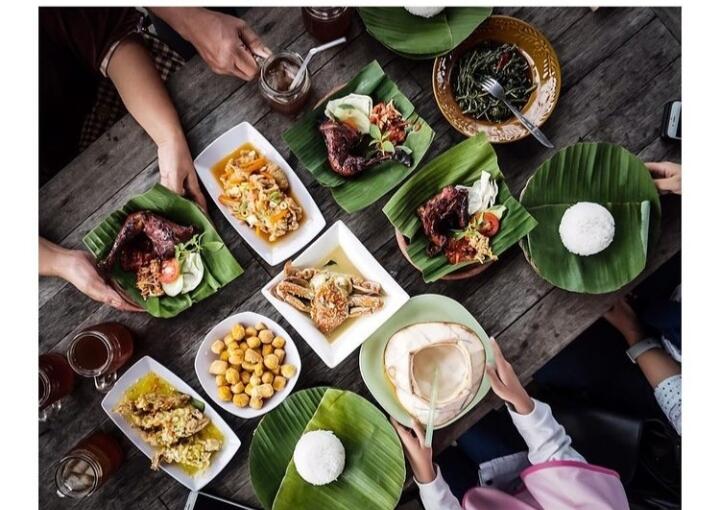 Warung Asela Camplong, Tempat Makan Sambil Menikmati Panorama Pantai