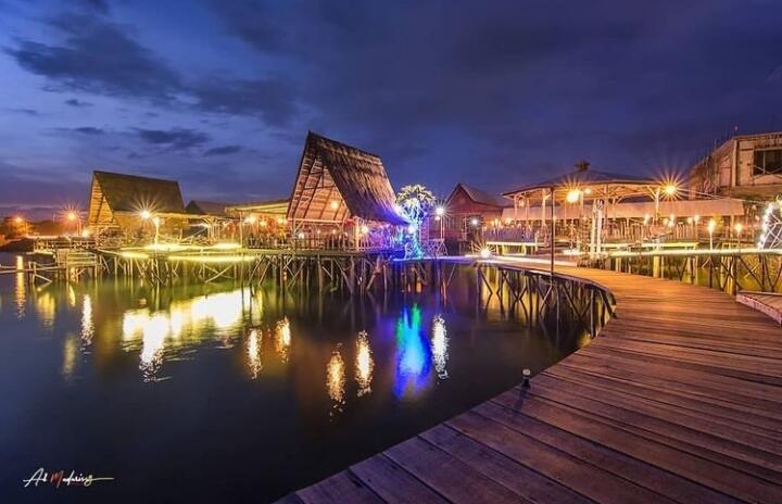 Warung Asela Camplong, Tempat Makan Sambil Menikmati Panorama Pantai