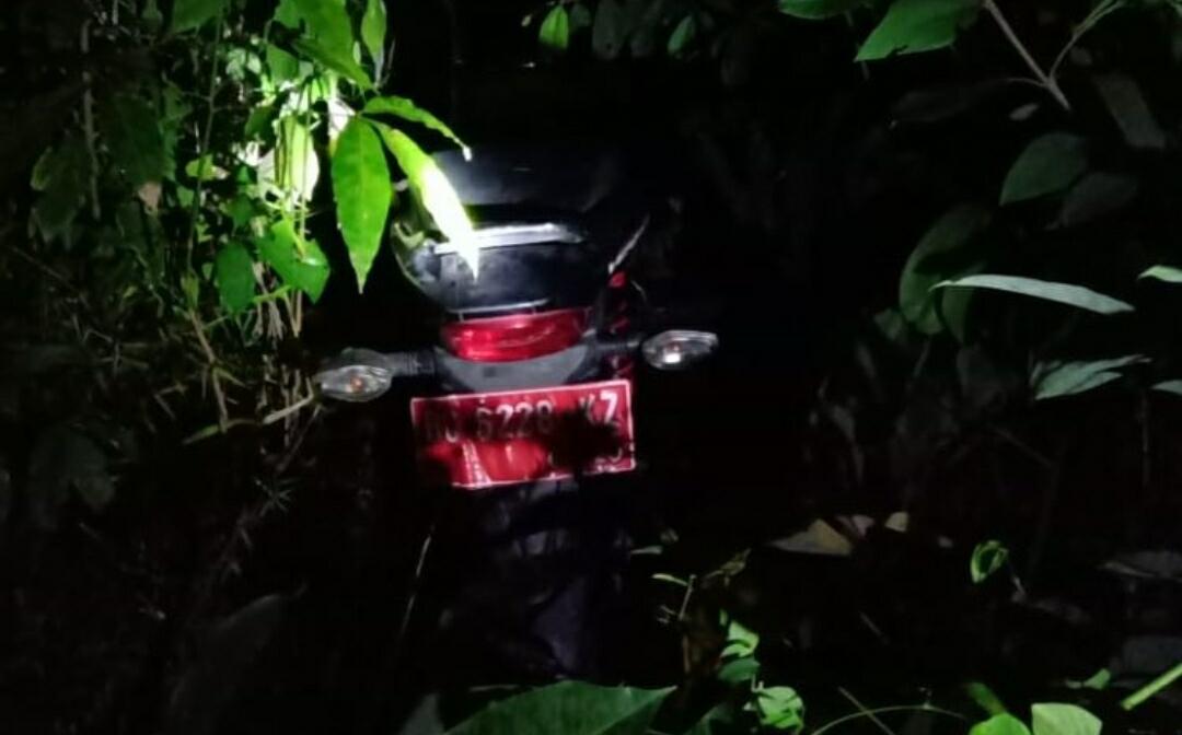 Heboh, Motor Dinas pak kades Sembunyi Dibalik Semak Semak Rumah janda