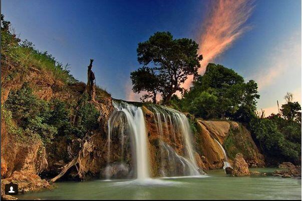 Indahnya Air Terjun Toroan yang Langsung Jatuh Ke Laut