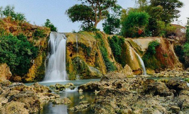 Indahnya Air Terjun Toroan yang Langsung Jatuh Ke Laut