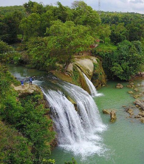 Indahnya Air Terjun Toroan yang Langsung Jatuh Ke Laut
