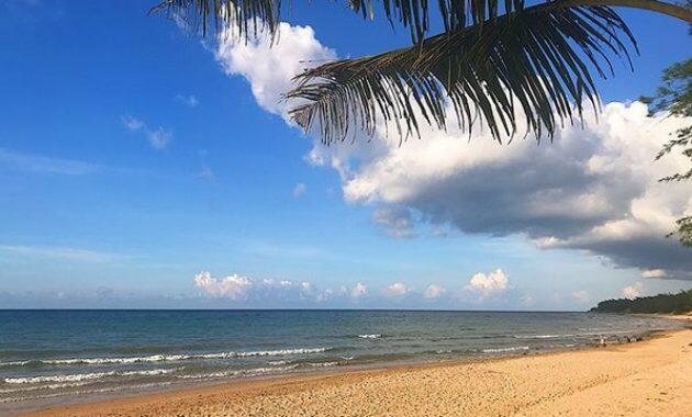 Hilangkan Penat dengan Berwisata di Pantai Slopeng