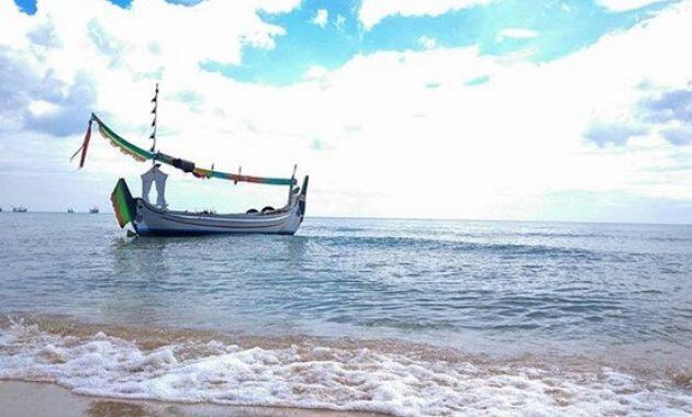 Hilangkan Penat dengan Berwisata di Pantai Slopeng