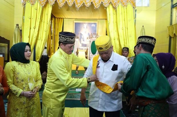 Ketua DPD RI Dapat Gelar Kehormatan Datuk dari Kesultanan Pontianak