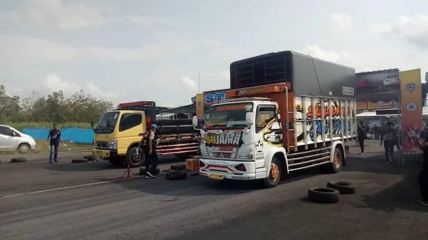 Pertama dan Resmi di Indonesia, Belasan Truk Adu Kencang di Gunungkidul