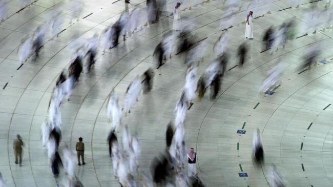 Cegah Covid, Saudi Sebar Robot Bawa Air Zamzam untuk Haji